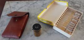 Microscopio portatile  da campo  vintage   in dotazione di n° 2 scatole  anni '60 di n° 12  di vetri