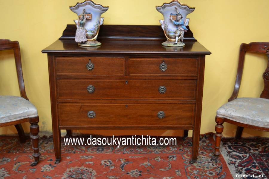 Antica cassettiera inglese del XX secolo