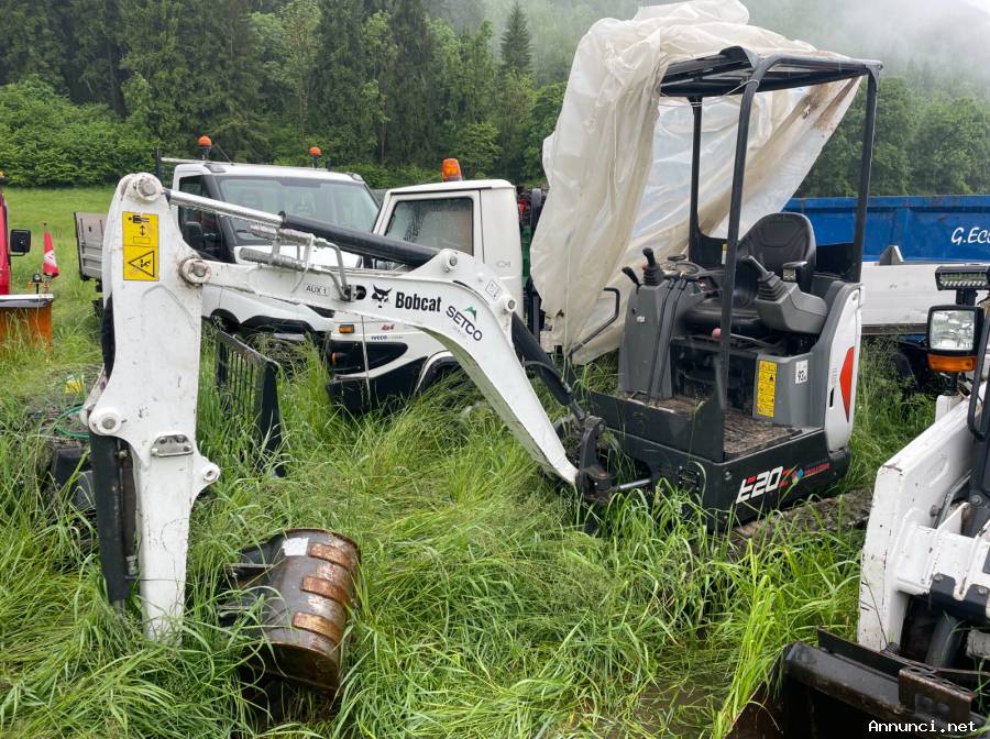 Mini escavatore Bobcat E20Z completo di benna