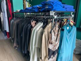 Stock capi di abbigliamento e arredo negozio