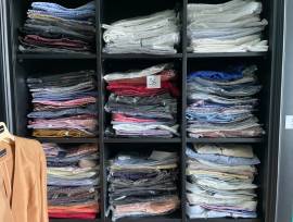Stock capi di abbigliamento e arredo negozio