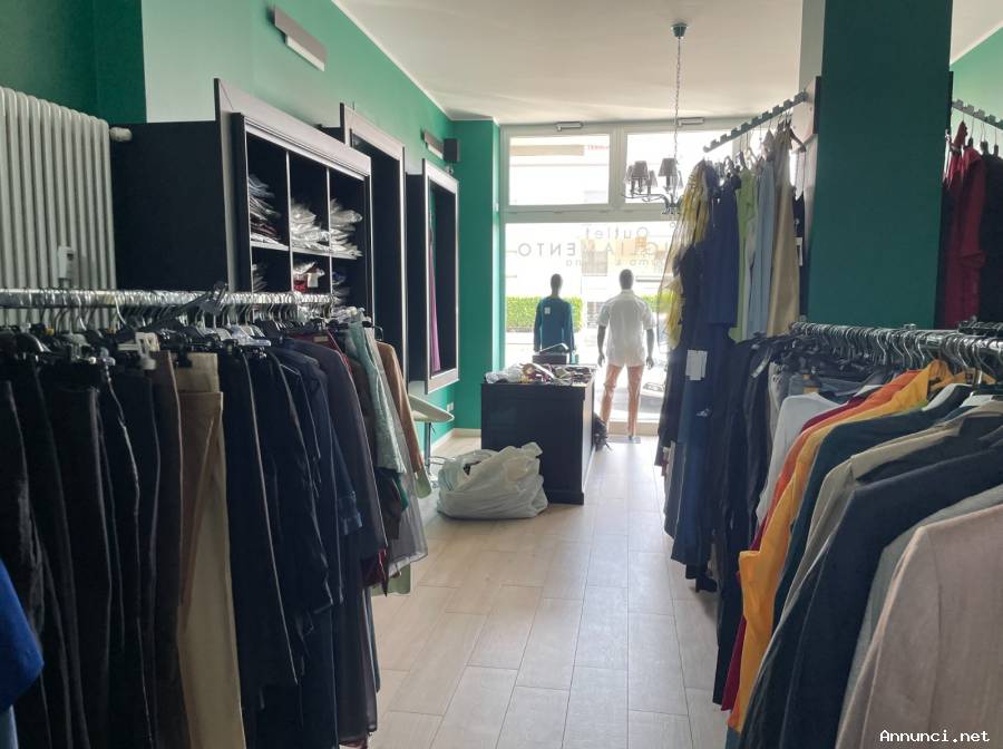Stock capi di abbigliamento e arredo negozio