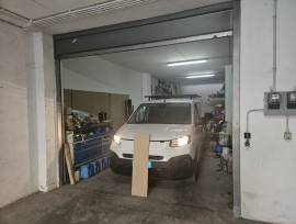 Locale seminterrato luminoso , mq 44  idoneo al park di  2 auto e grandi furgoni  carichi di merce 