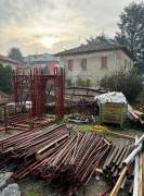 Baracca da cantiere, benna calcestruzzo e cavalletti ponteggio