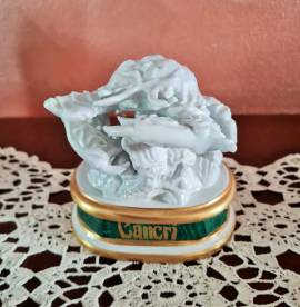 Figurina Porcellana  Mangani vintage  '   CANCRI '.  piccola  mancanza   parte di chela nella parte 