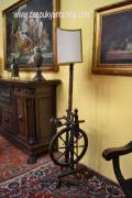 Lampada da terra su antico arcolaio il legno