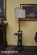Lampada da terra su antico arcolaio il legno