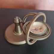 Antica Bussola in ottone posta su giunto cardanico e quindi libera di basculare attorno al propri