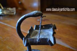 Antico porta orologio a forma di serpente in ferro battuto XX secolo