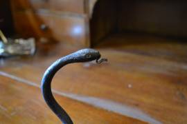 Antico porta orologio a forma di serpente in ferro battuto XX secolo