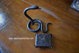 Antico porta orologio a forma di serpente in ferro battuto XX secolo