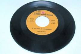 Vinile 45 giri Dean Martin Everybody loves somebody In the Chapel in the moonlight Etichetta: Repr