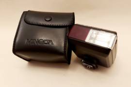 Flash Minolta Maxxum 1800 AF con attacco a slitta nero e custodia originale.