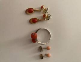 2 coppie di orecchini con anello corallo