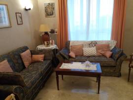DIVANO 2 POSTI COMODI  -IN TESSUTO DAMASCATO COME DA FOTO  DIVANO   COME  NUOVO    PER ARREDO CLASSI