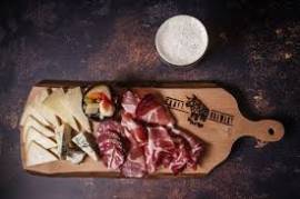VINO  A  TUTTA  BIRRA  !!!!!  ZONA  NAVIGLI  VINE-BAR    CON ABBONDANTI TAGLIERI      E TANTO  BUON 