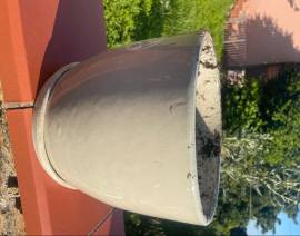 Vaso da fiori grigio con sottovaso