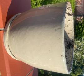 Vaso da fiori grigio con sottovaso