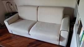 Divano letto matrimoniale bianco.