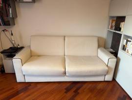 Divano letto matrimoniale bianco.