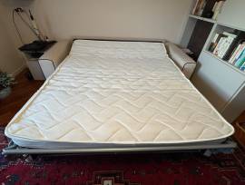 Divano letto matrimoniale bianco. Divano letto matrimoniale bianco.