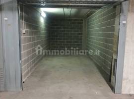 BOX     16  mt. Quadri   VENDESI IN VIA ARGELATI  40 ADATTO A VETTURA PICCOLA MISURE  BOX  MT.  5.70