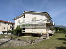 Appartamento in villa con giardino e garage.