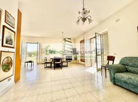 Appartamento in villa con giardino e garage.