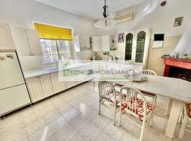 Appartamento in villa con giardino e garage.
