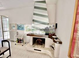 Appartamento in villa con giardino e garage.
