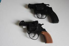 Lotto due giocattoli pistole revolver anni 80 fondo di magazzino