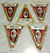 5 GAGLIARDETTO TRIANGOLARE CON LOGO UFFICIALE MILAN art. MI1210 NUOVO