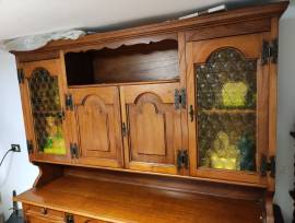 Tavolo con sedie e credenza