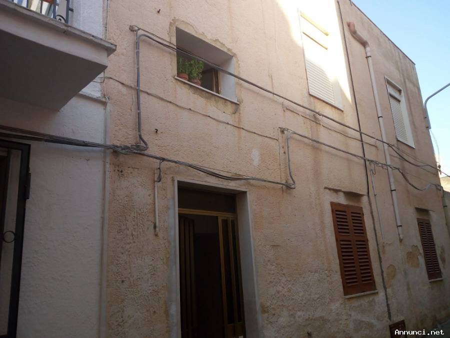 STABILE DI MQ.200 CIRCA SU 2 ELEV.+VERANDA E AREA LIB.
