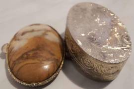 Scatolina ovale porta pillole in metallo cessellato coperchio di onice naturale