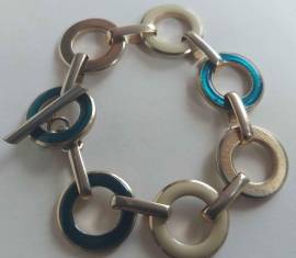 Bracciale con anelli in metallo dorato e smalti blu/verde/crema con chiusura a baionetta anni '60