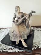 Salvatore Cipolla elegante scultura realizzata in terracotta: posta su base quadrata in legno , rapp