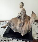 Salvatore Cipolla elegante scultura realizzata in terracotta: posta su base quadrata in legno , rapp