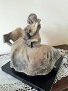 Salvatore Cipolla elegante scultura realizzata in terracotta: posta su base quadrata in legno , rapp