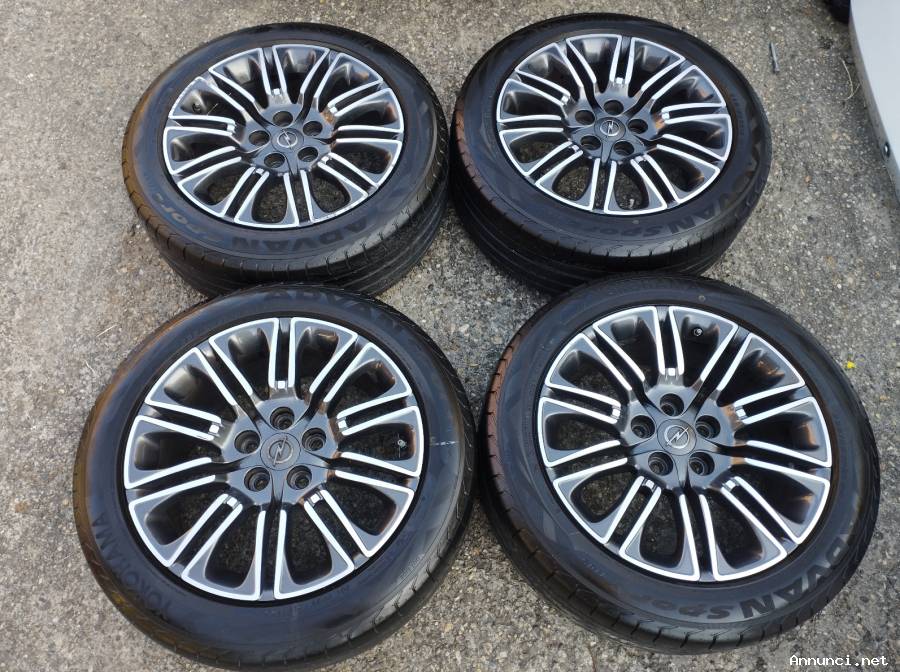 Cerchi in lega da 18 con gomme 235/50/18 Opel Insignia