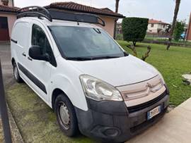 Furgone Citroen Berlingo targato EM691JK