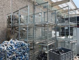 scaffalature, griglie, struttura soppalco, binari, mensole e scale in ferro, container, ceste e cass