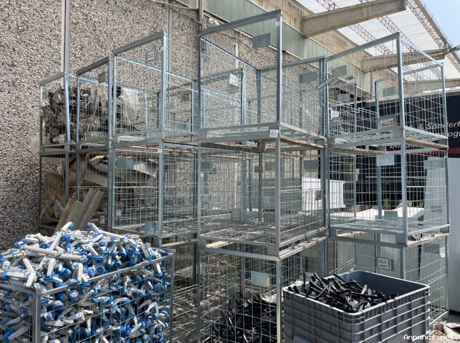 scaffalature, griglie, struttura soppalco, binari, mensole e scale in ferro, container, ceste e cass