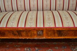 Antico divano stile Biedermeier in radica di betulla