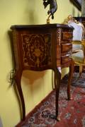Comodino-tavolino stile Luigi XV a tre cassetti