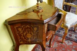 Comodino-tavolino stile Luigi XV a tre cassetti