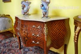 Comò a tre cassetti stile Luigi XV con intarsi a rombi e floreali