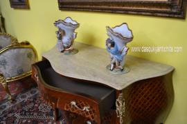 Comò a tre cassetti stile Luigi XV con intarsi a rombi e floreali