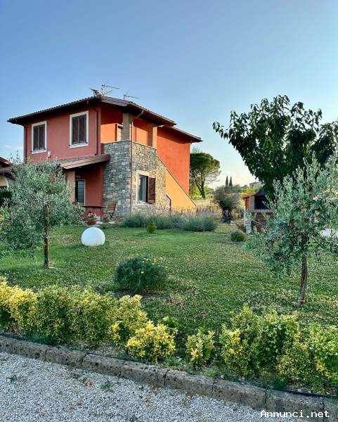 Splendida villa immersa nel verde delle valli Umbre