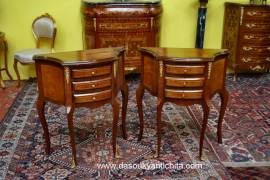 Coppia di comodini-tavolini a tre cassetti stile Luigi XV